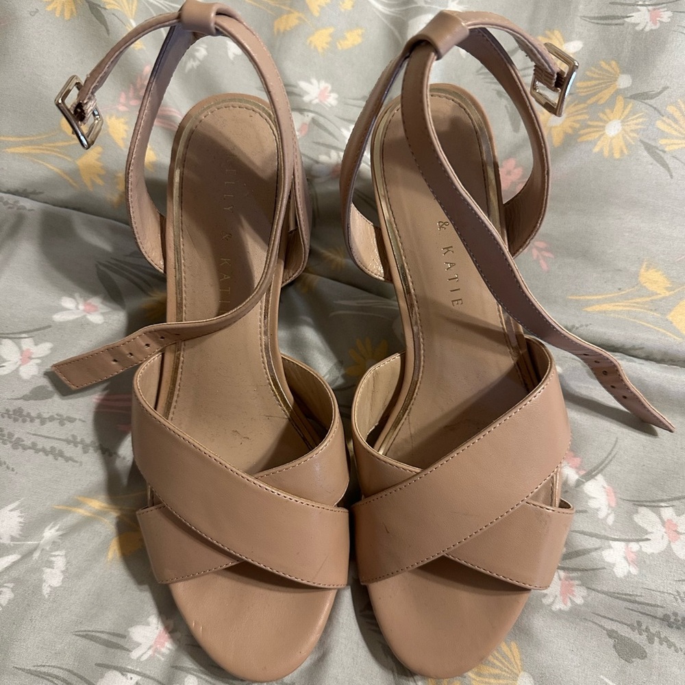 Nude Block heels Kelly & Katie
